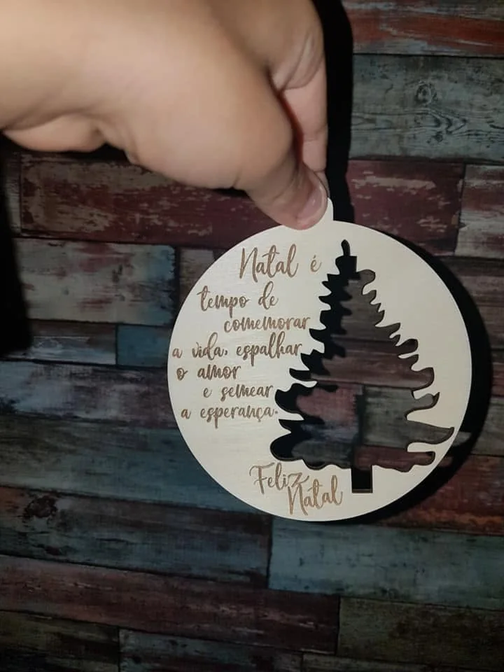 Enfeites com nomes, mensagens ou ilustrações para decorar a árvore e oferecer no Natal.