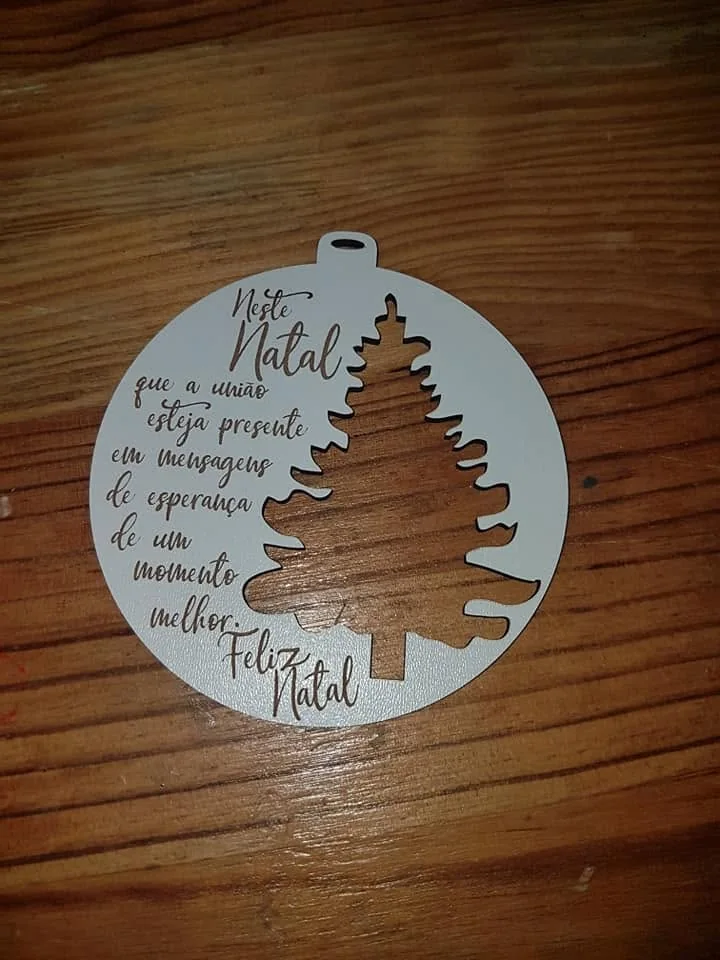 Enfeites com nomes, mensagens ou ilustrações para decorar a árvore e oferecer no Natal.