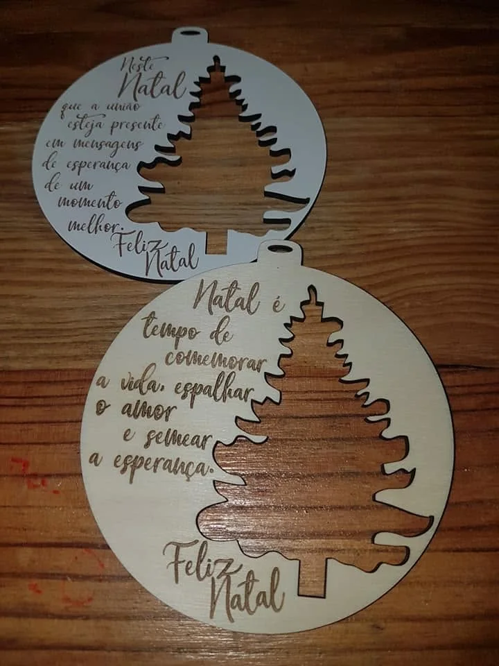 Enfeites com nomes, mensagens ou ilustrações para decorar a árvore e oferecer no Natal.