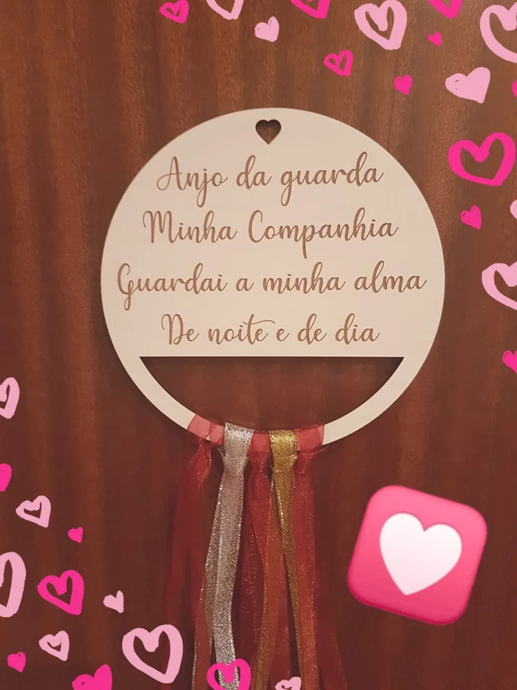Peça personalizada com elementos pendentes, fios ou detalhes decorativos.
