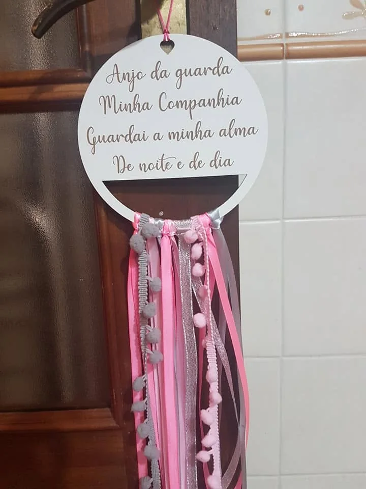 Peça personalizada com elementos pendentes, fios ou detalhes decorativos.