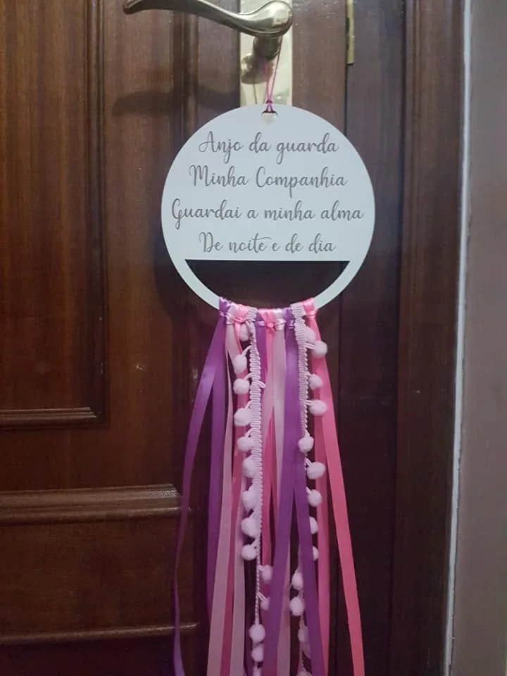 Peça personalizada com elementos pendentes, fios ou detalhes decorativos.