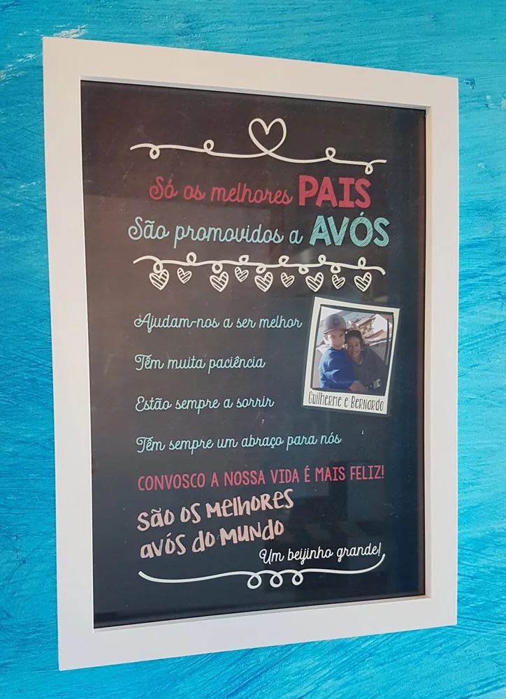 Moldura com espaço para fotografia e elementos personalizados para guardar uma memória.