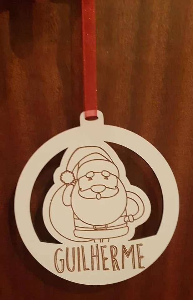 Enfeites com nomes, mensagens ou ilustrações para decorar a árvore e oferecer no Natal.