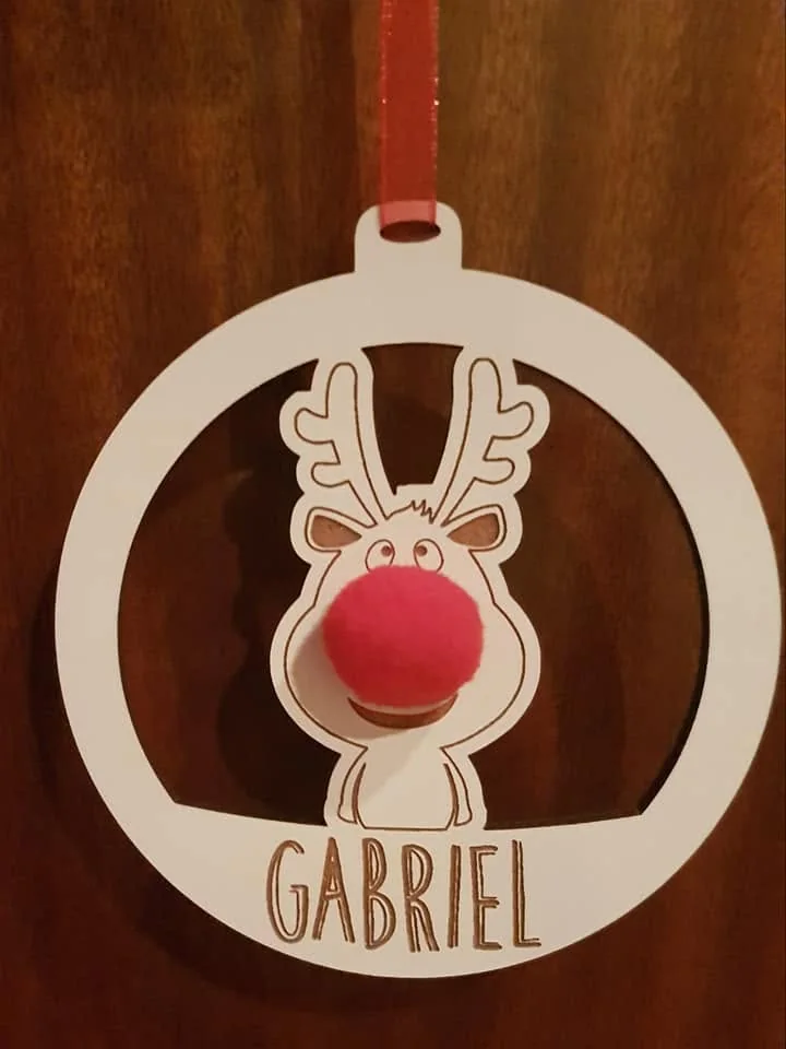 Enfeites com nomes, mensagens ou ilustrações para decorar a árvore e oferecer no Natal.