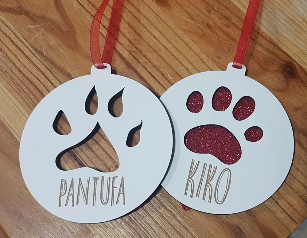 Peças redondas com nomes e motivos alusivos a animais de companhia.