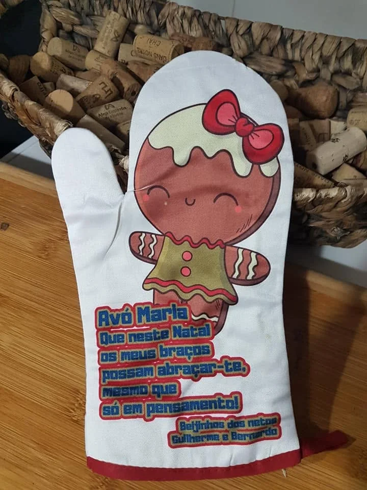 Enfeites com nomes, mensagens ou ilustrações para decorar a árvore e oferecer no Natal.