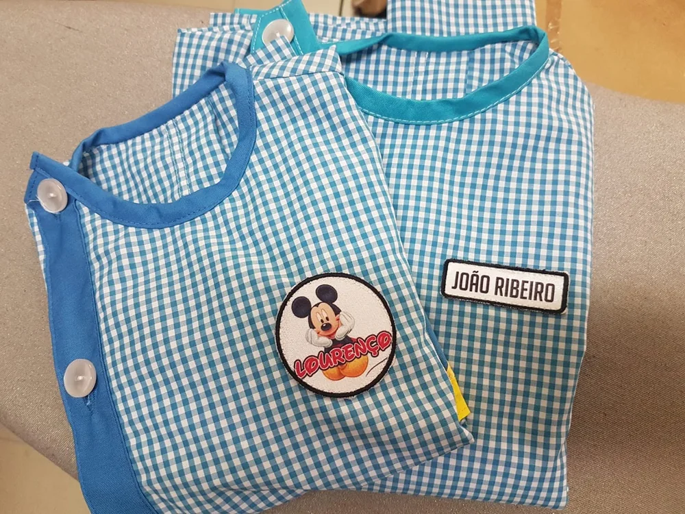 Batas e acessórios escolares com nomes e motivos personalizados.