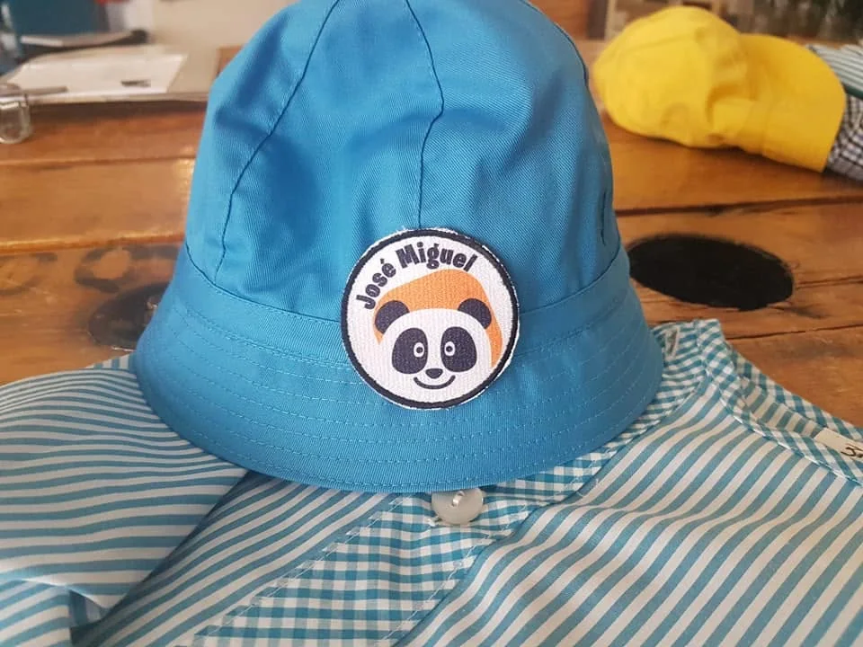 Batas e acessórios escolares com nomes e motivos personalizados.