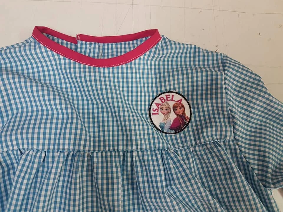 Batas e acessórios escolares com nomes e motivos personalizados.
