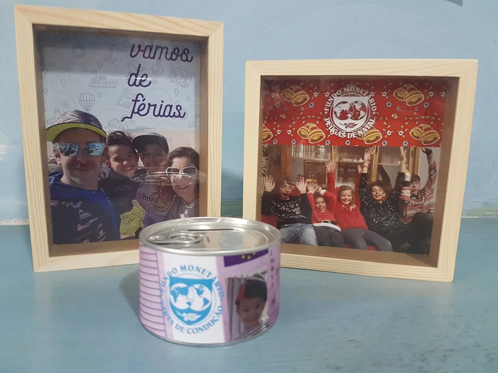 Moldura com espaço para fotografia e elementos personalizados para guardar uma memória.