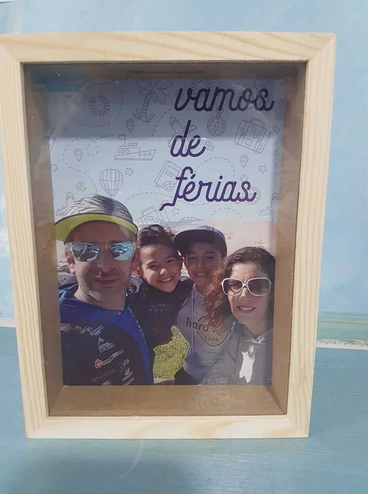 Moldura com espaço para fotografia e elementos personalizados para guardar uma memória.