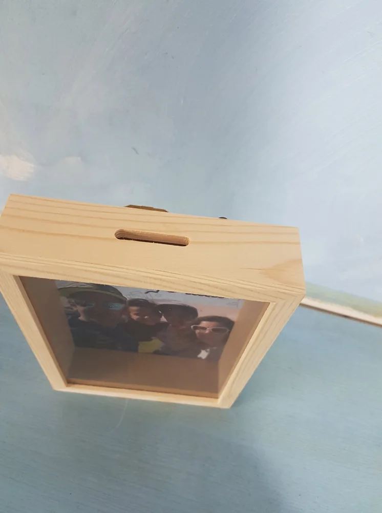 Moldura com espaço para fotografia e elementos personalizados para guardar uma memória.