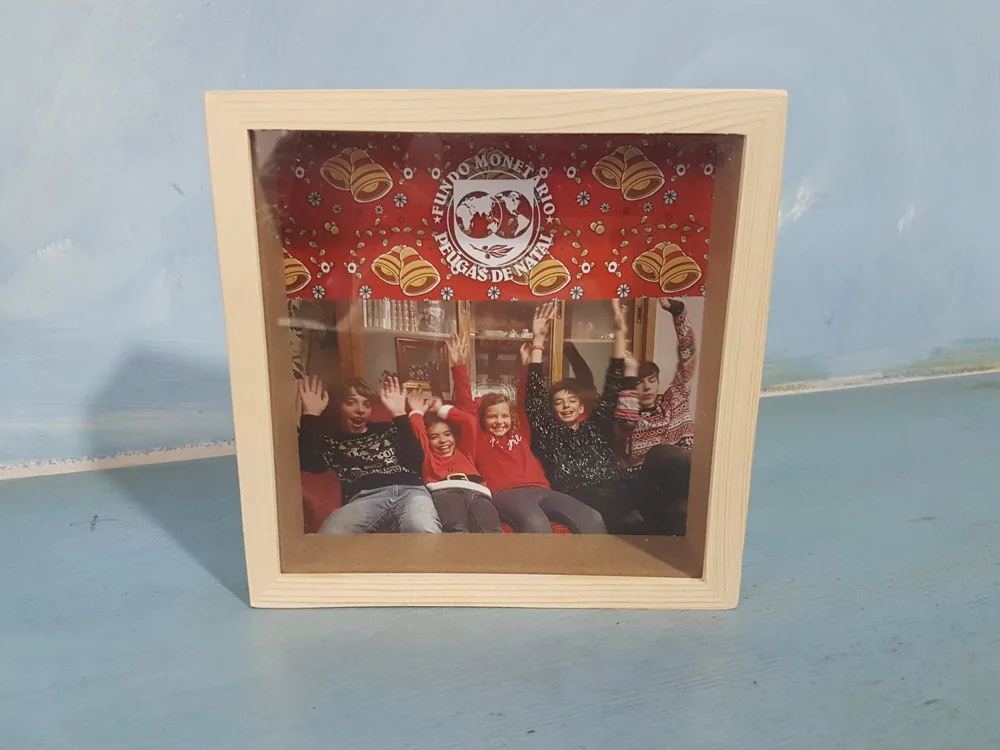 Moldura com espaço para fotografia e elementos personalizados para guardar uma memória.