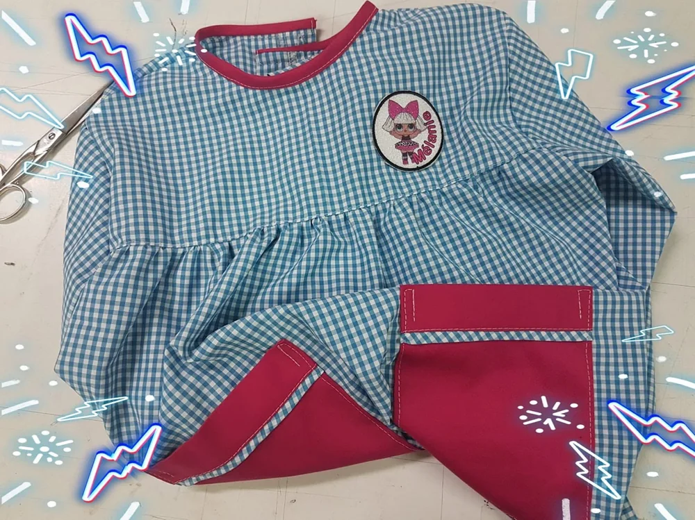 Peças de vestuário com nomes, imagens ou mensagens personalizadas.