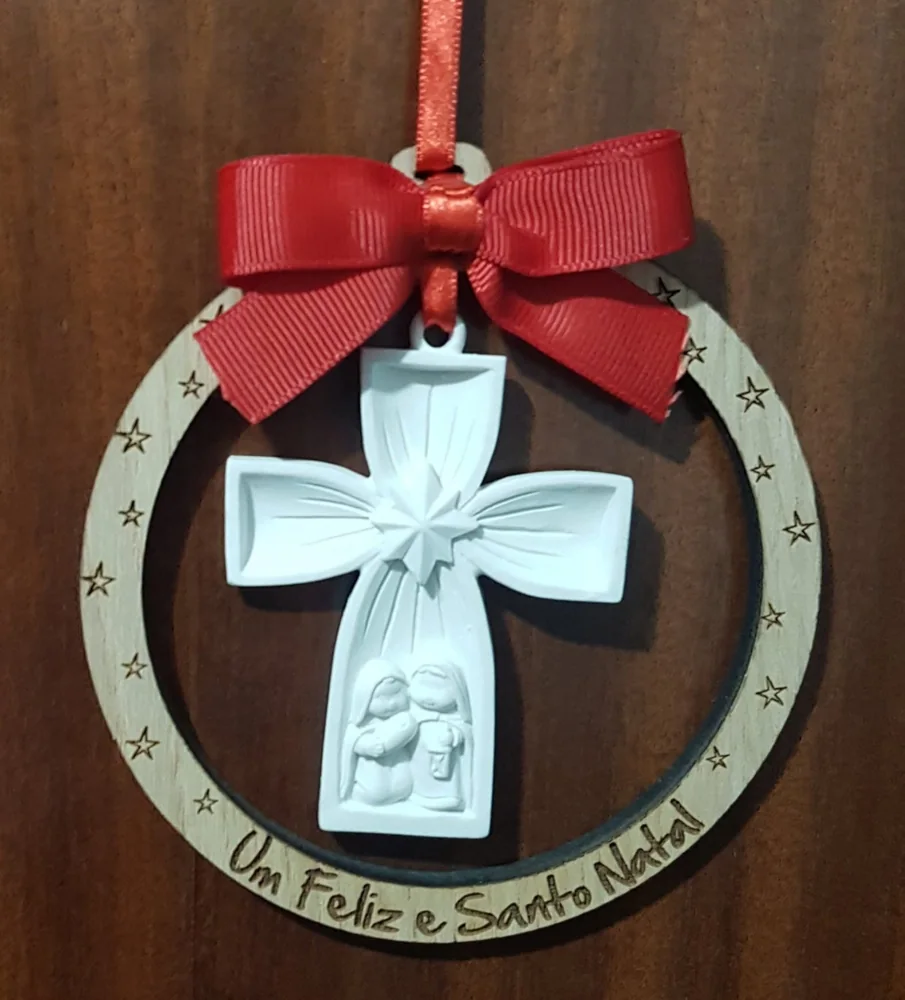 Peça decorativa com símbolos religiosos e elementos personalizados.