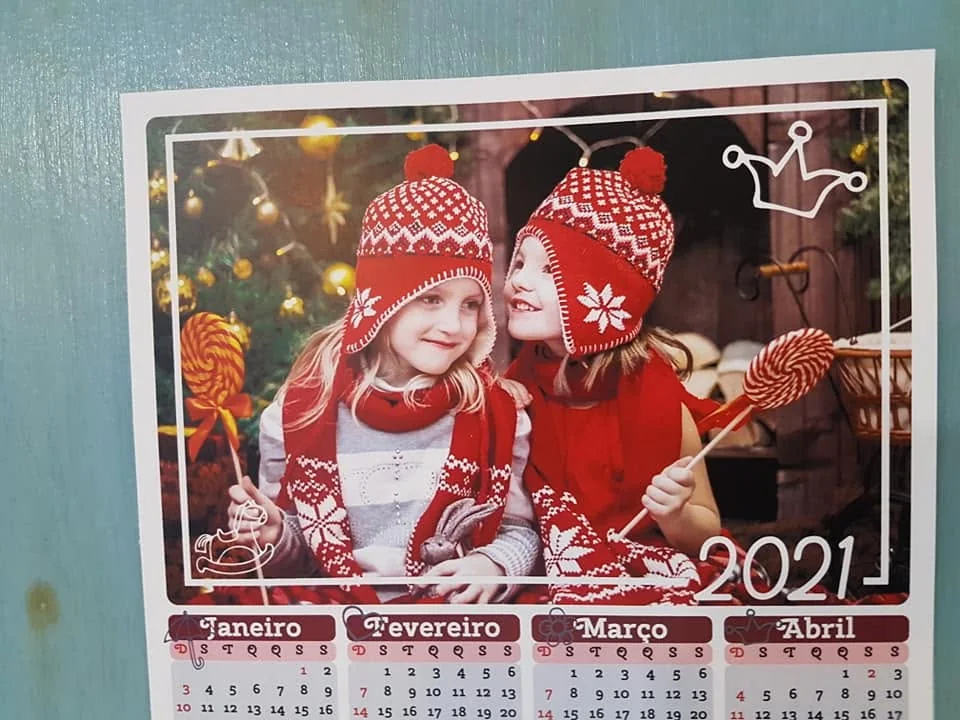 Calendário com imagem personalizada para manter uma memória à vista durante o ano.