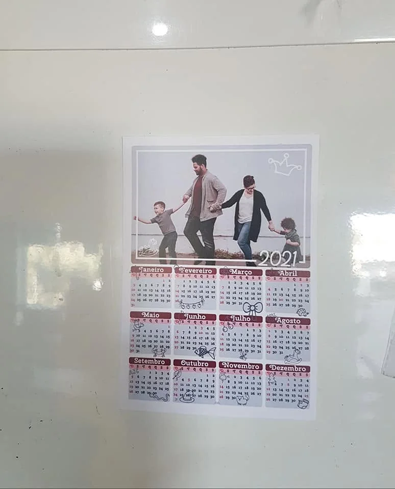 Calendário com imagem personalizada para manter uma memória à vista durante o ano.
