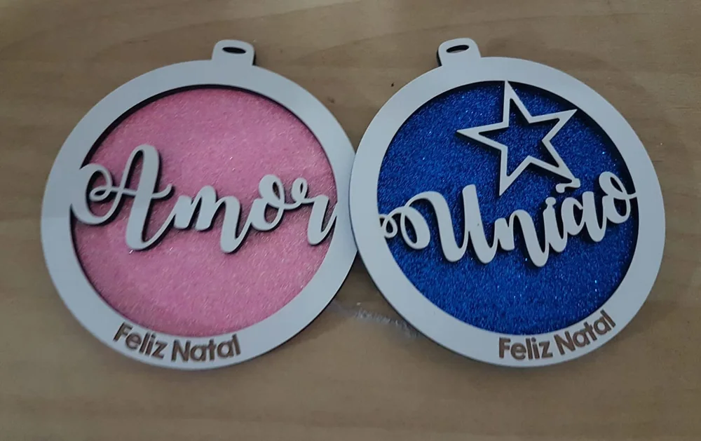 Enfeites com nomes, mensagens ou ilustrações para decorar a árvore e oferecer no Natal.