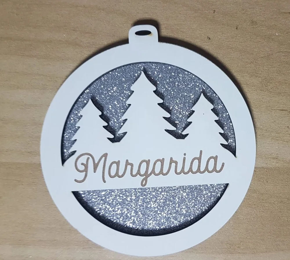 Enfeites com nomes, mensagens ou ilustrações para decorar a árvore e oferecer no Natal.