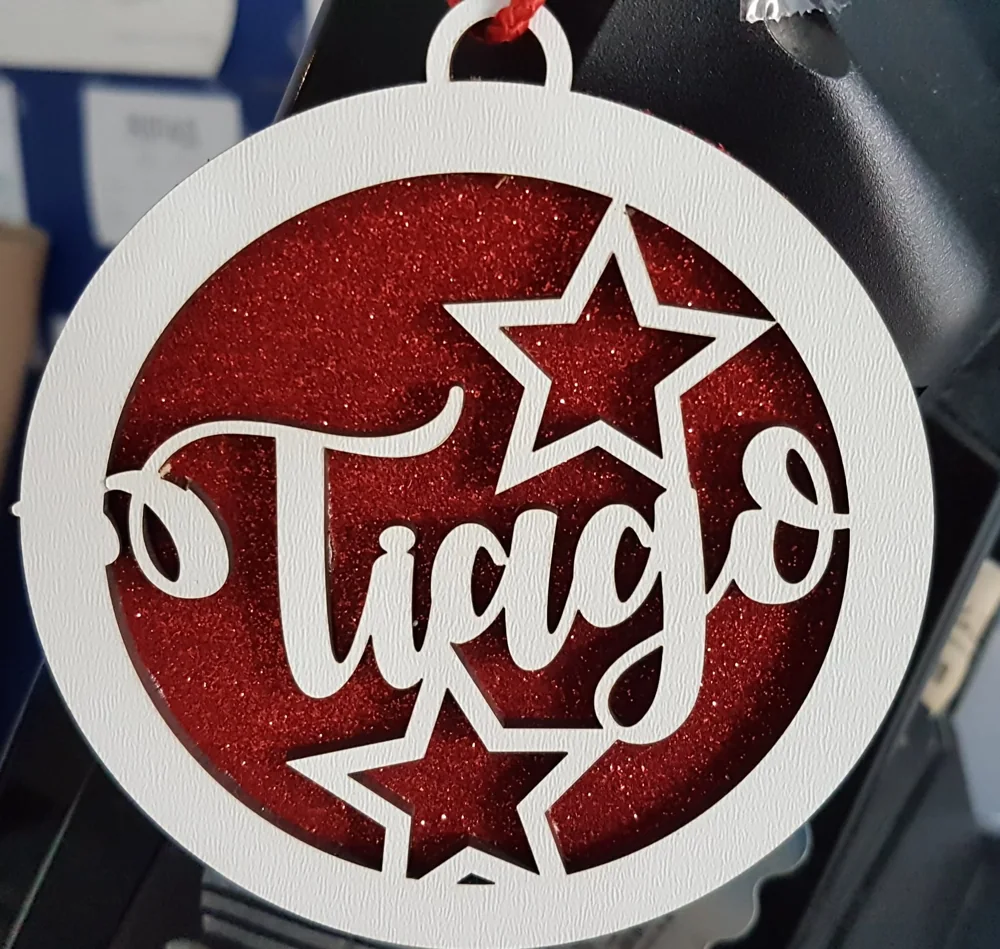 Enfeites com nomes, mensagens ou ilustrações para decorar a árvore e oferecer no Natal.