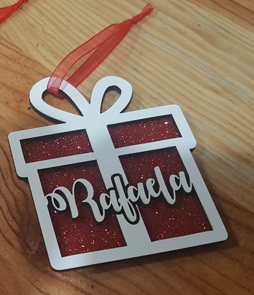 Enfeites com nomes, mensagens ou ilustrações para decorar a árvore e oferecer no Natal.