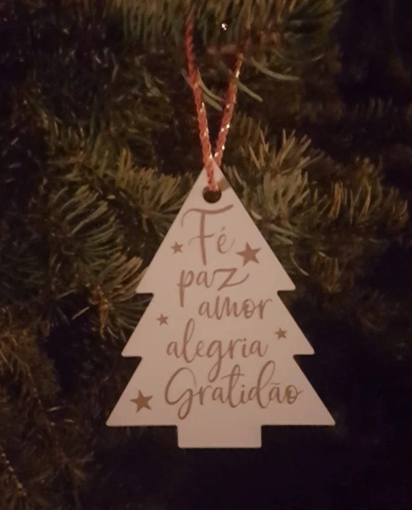 Enfeites com nomes, mensagens ou ilustrações para decorar a árvore e oferecer no Natal.