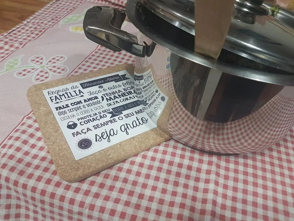 Peças com mensagens e desenhos personalizados, apresentadas em diferentes versões.