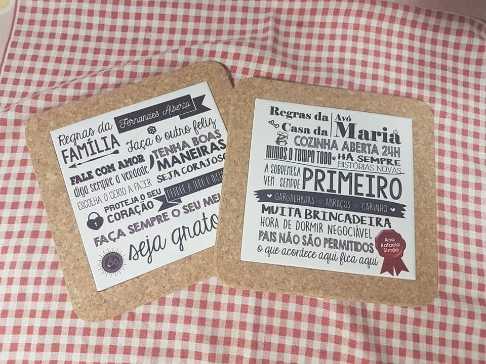 Peças com mensagens e desenhos personalizados, apresentadas em diferentes versões.