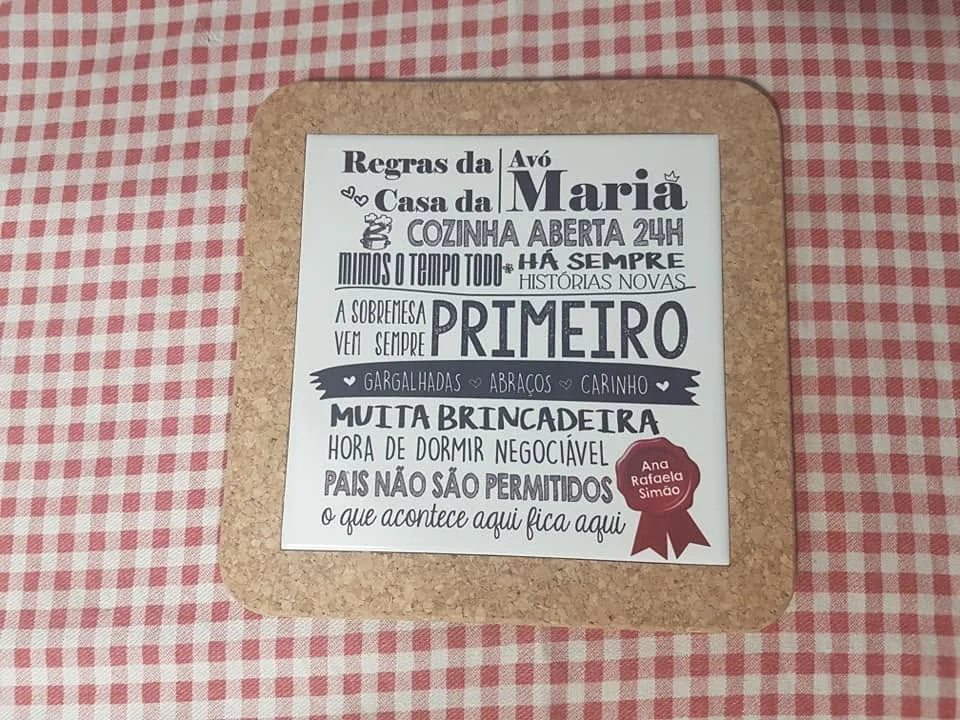 Peças com mensagens e desenhos personalizados, apresentadas em diferentes versões.