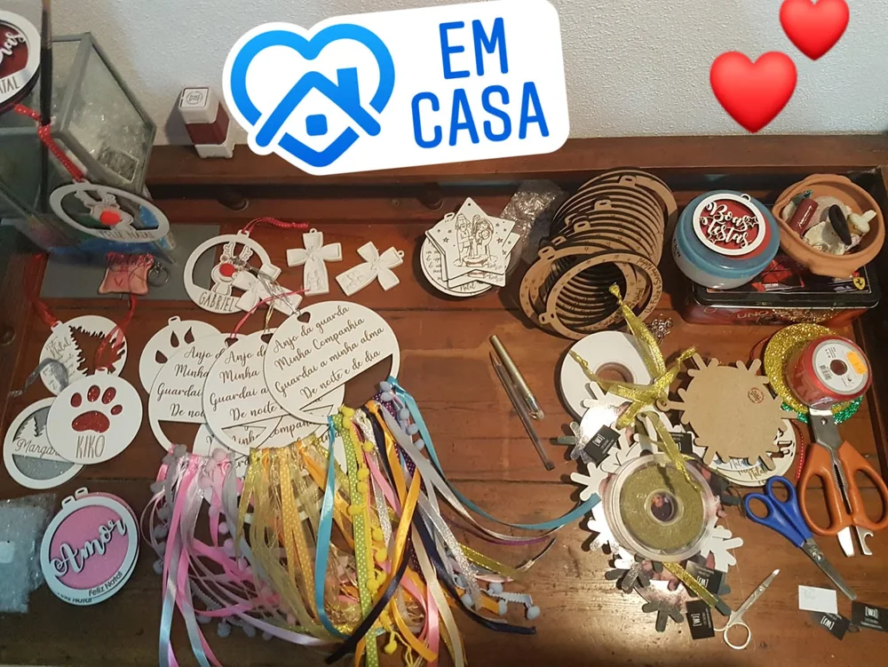 Peça personalizada com elementos pendentes, fios ou detalhes decorativos.