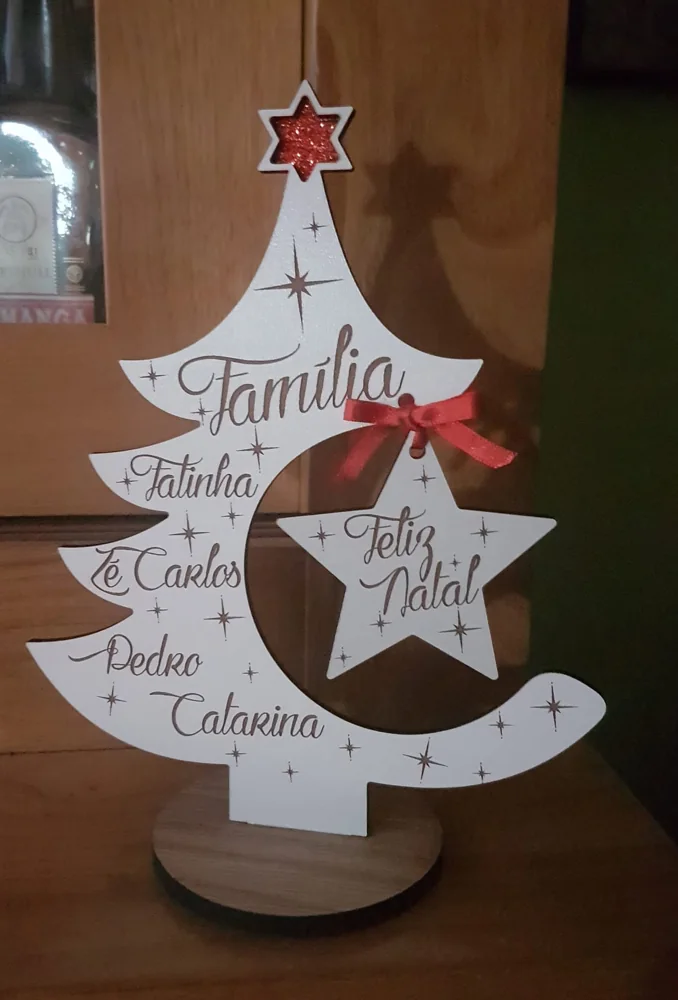 Enfeites com nomes, mensagens ou ilustrações para decorar a árvore e oferecer no Natal.