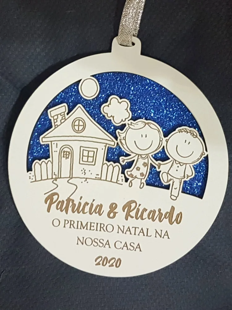 Enfeites com nomes, mensagens ou ilustrações para decorar a árvore e oferecer no Natal.