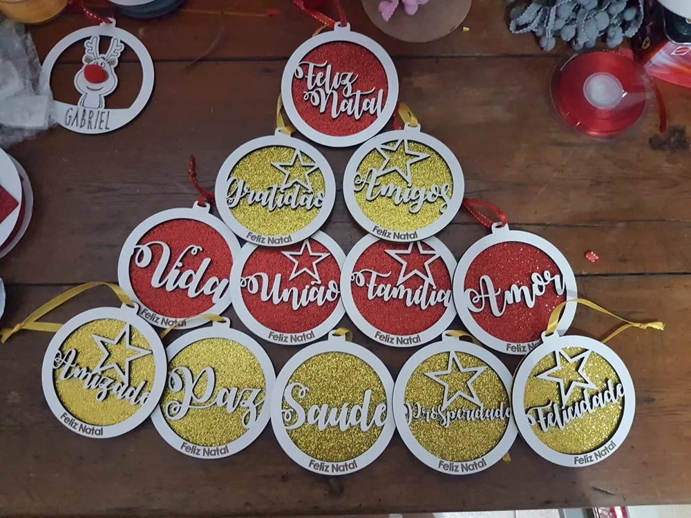 Enfeites com nomes, mensagens ou ilustrações para decorar a árvore e oferecer no Natal.