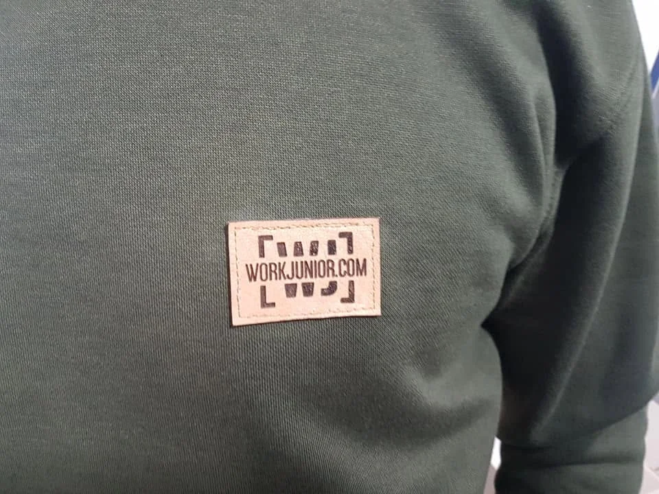 Peças de vestuário com nomes, imagens ou mensagens personalizadas.