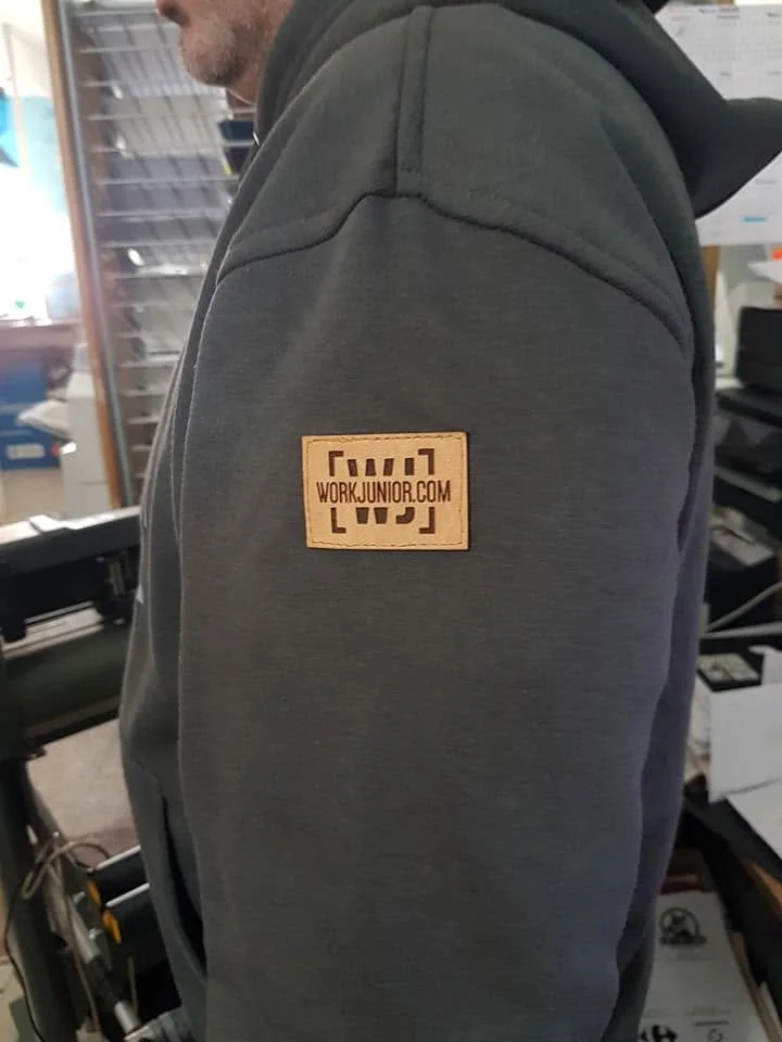 Peças de vestuário com nomes, imagens ou mensagens personalizadas.