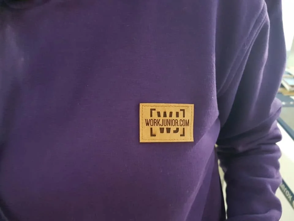 Peças de vestuário com nomes, imagens ou mensagens personalizadas.