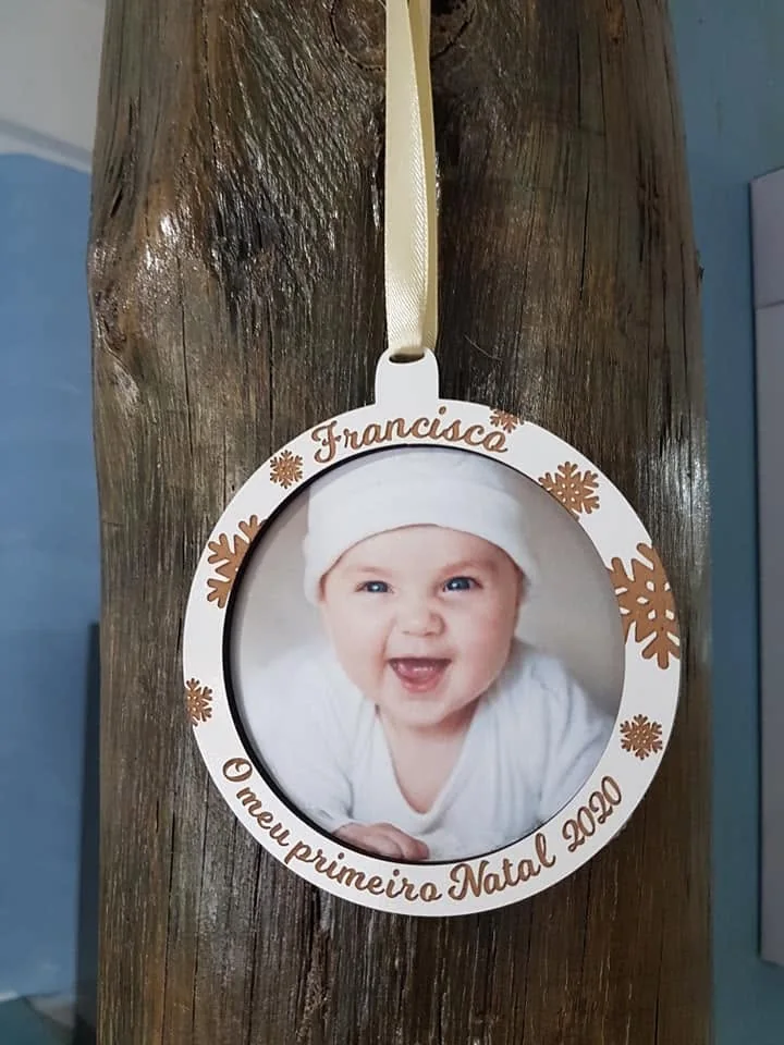 Enfeites com nomes, mensagens ou ilustrações para decorar a árvore e oferecer no Natal.