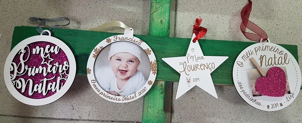Enfeites com nomes, mensagens ou ilustrações para decorar a árvore e oferecer no Natal.