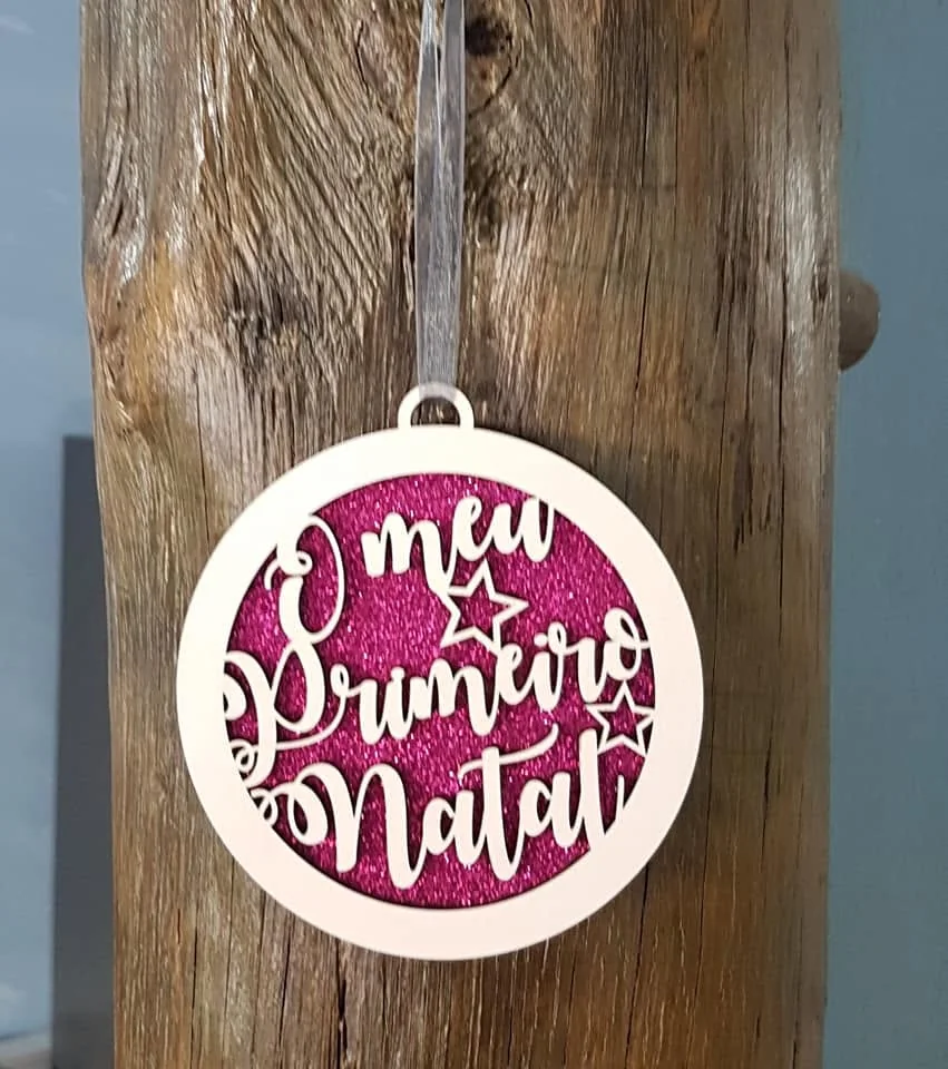 Enfeites com nomes, mensagens ou ilustrações para decorar a árvore e oferecer no Natal.