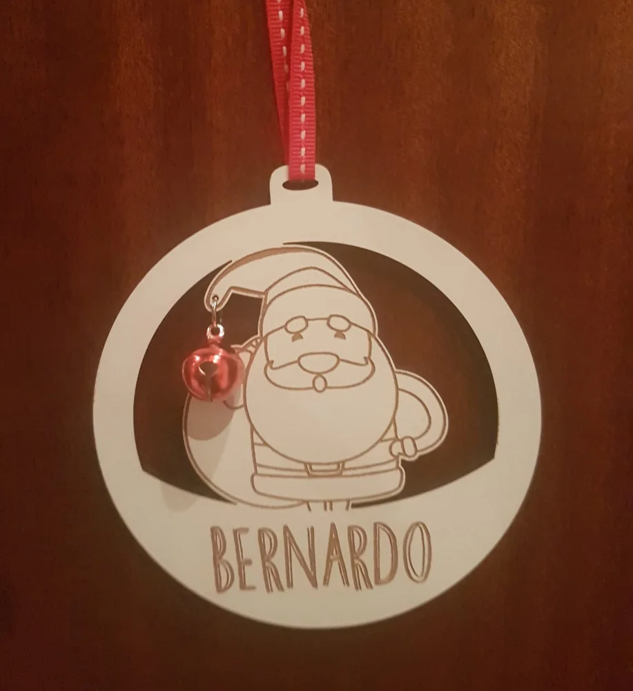 Enfeites com nomes, mensagens ou ilustrações para decorar a árvore e oferecer no Natal.
