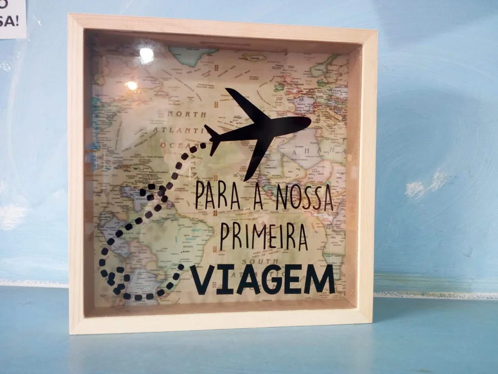 Moldura com espaço para fotografia e elementos personalizados para guardar uma memória.