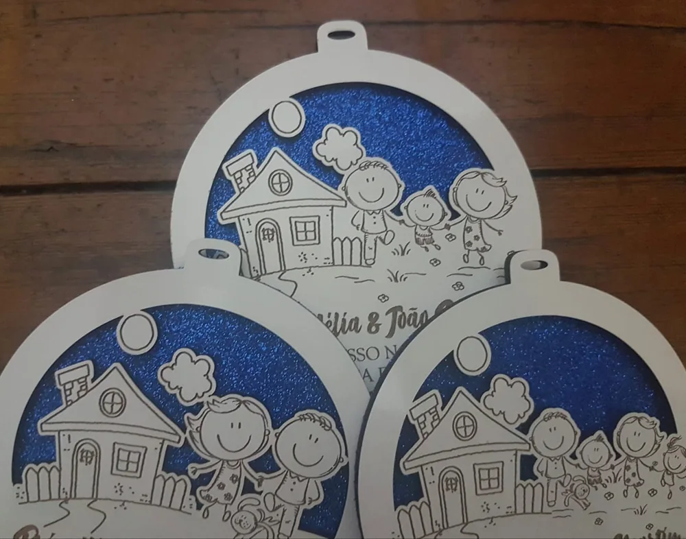 Enfeites com nomes, mensagens ou ilustrações para decorar a árvore e oferecer no Natal.