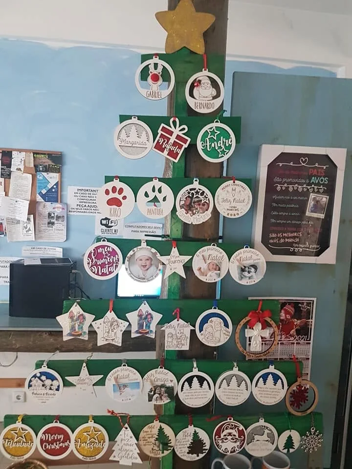Enfeites com nomes, mensagens ou ilustrações para decorar a árvore e oferecer no Natal.