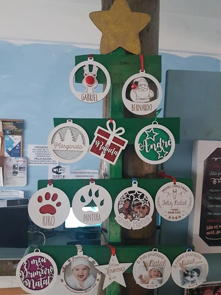Enfeites com nomes, mensagens ou ilustrações para decorar a árvore e oferecer no Natal.