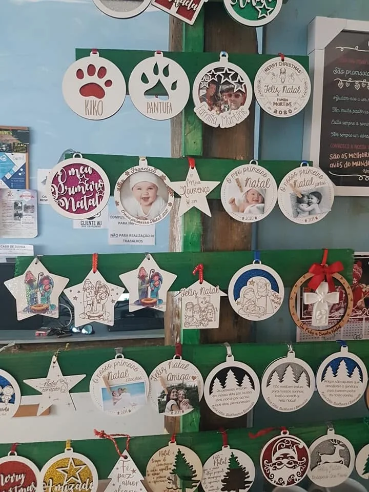 Enfeites com nomes, mensagens ou ilustrações para decorar a árvore e oferecer no Natal.