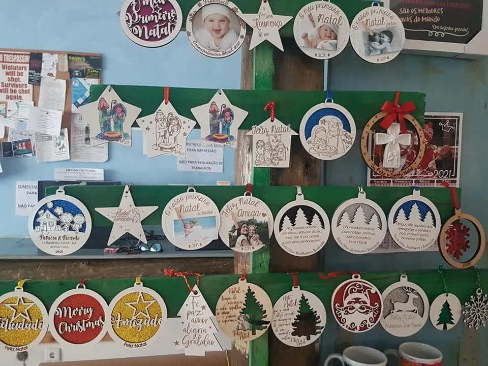 Enfeites com nomes, mensagens ou ilustrações para decorar a árvore e oferecer no Natal.