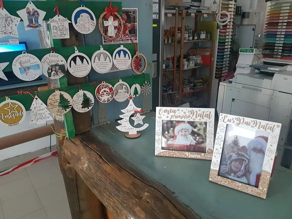 Enfeites com nomes, mensagens ou ilustrações para decorar a árvore e oferecer no Natal.