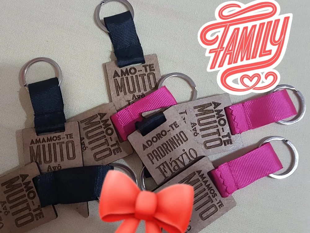 Porta-chaves com forma, mensagem ou imagem personalizada.