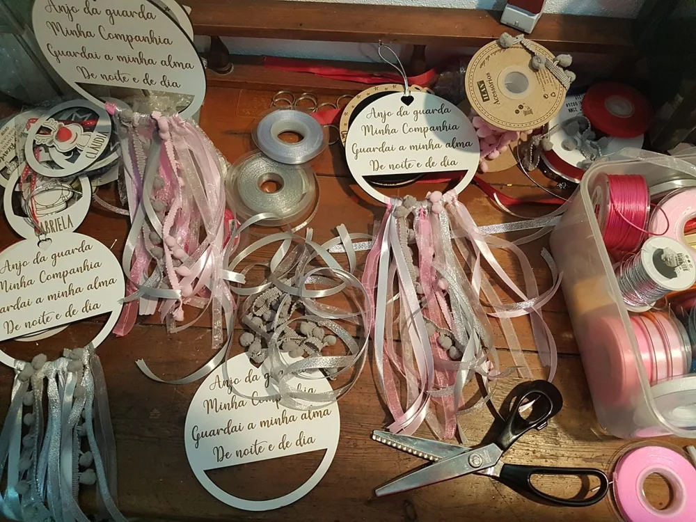 Peça personalizada com elementos pendentes, fios ou detalhes decorativos.